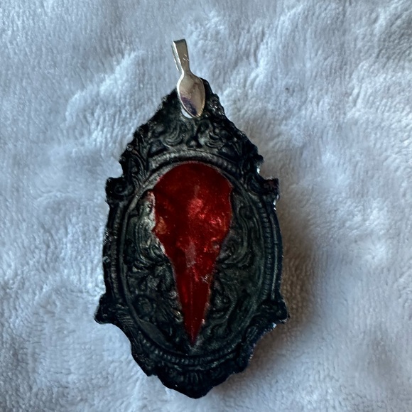 Handcrafted bird skull necklace - Picture 3 of 6